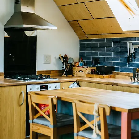 Mansell Road - Trendy Loft With Free Parking *
