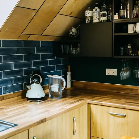 Mansell Road - Trendy Loft With Free Parking 公寓