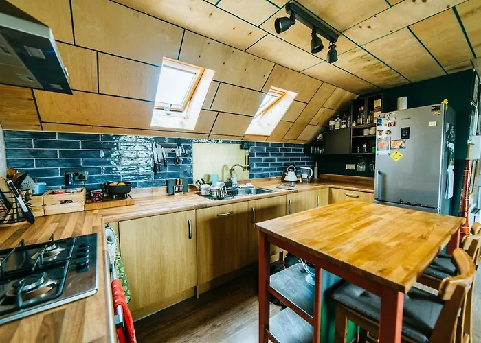 Mansell Road - Trendy Loft With Free Parking