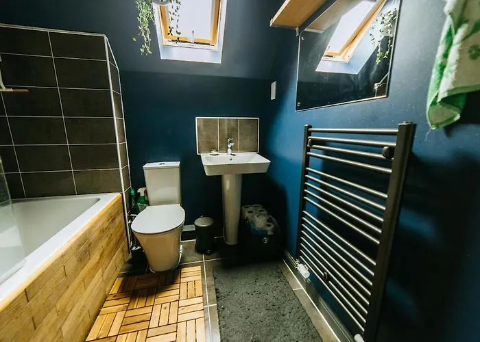 Mansell Road - Trendy Loft With Free Parking شقة