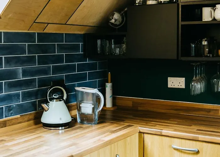 Mansell Road - Trendy Loft With Free Parking Lägenhet