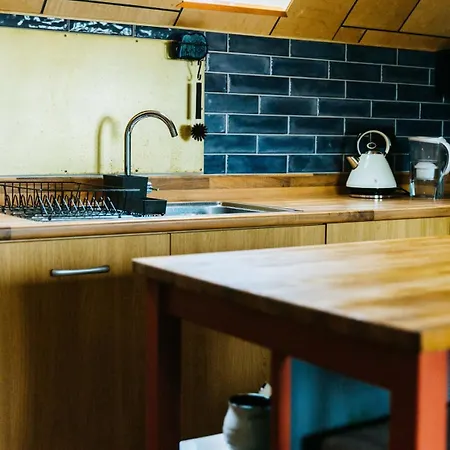 Mansell Road - Trendy Loft With Free Parking شقة *