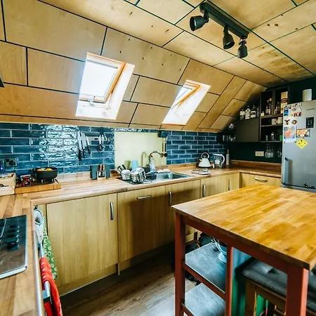 Mansell Road - Trendy Loft With Free Parking