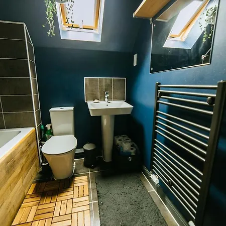 Mansell Road - Trendy Loft With Free Parking شقة