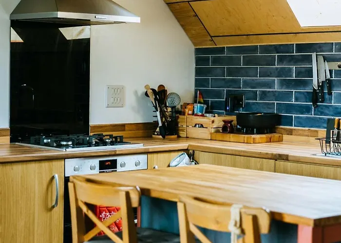 Mansell Road - Trendy Loft With Free Parking *